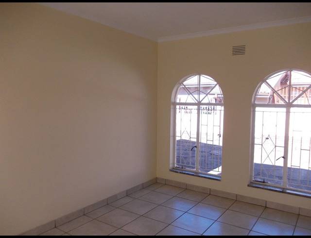 3 BEDROOM TOWNHOUSE FOR SALE IN VANDERBIJLPARK CE 2